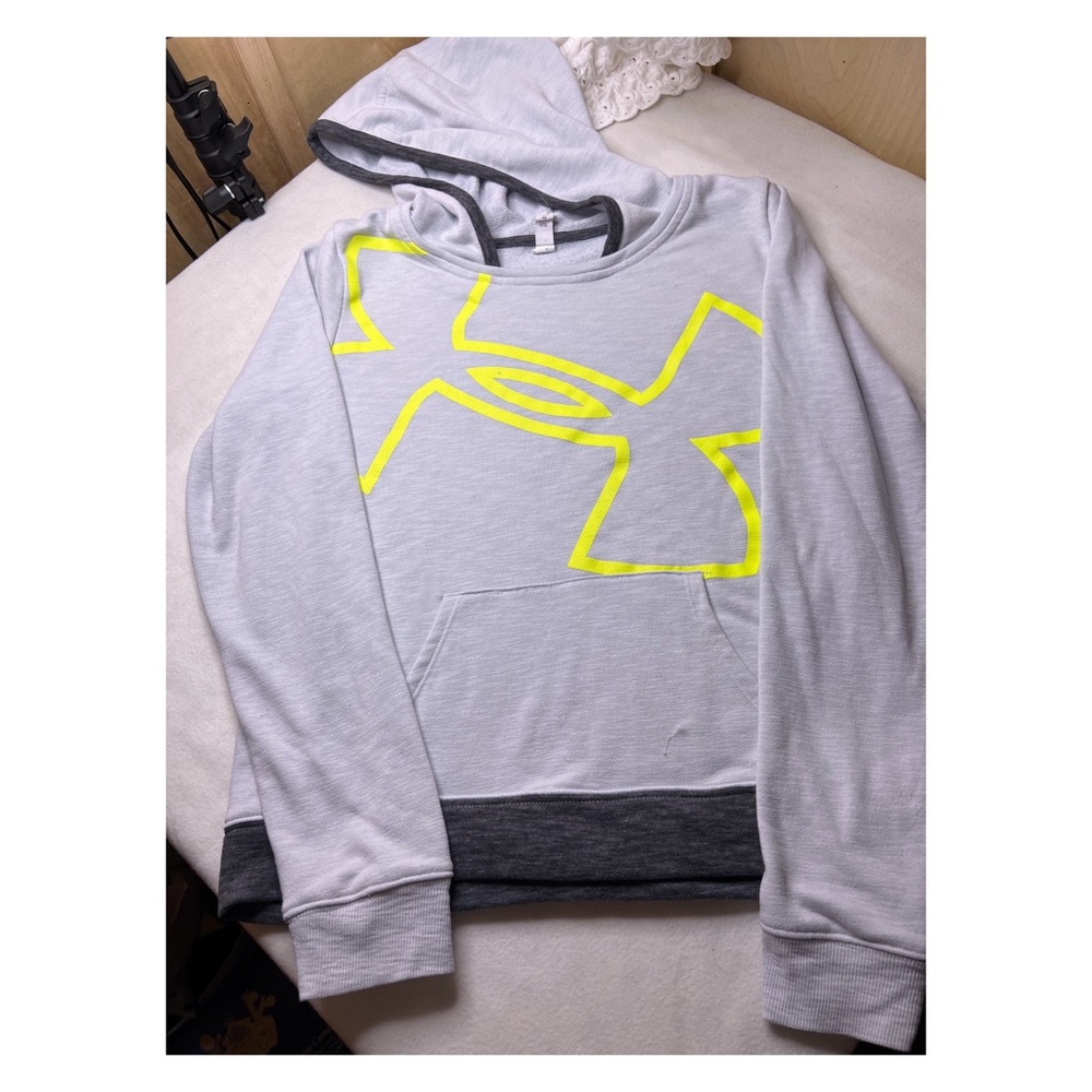 Under Armour Youth XL hooded pull over sweatshirt. YXL.